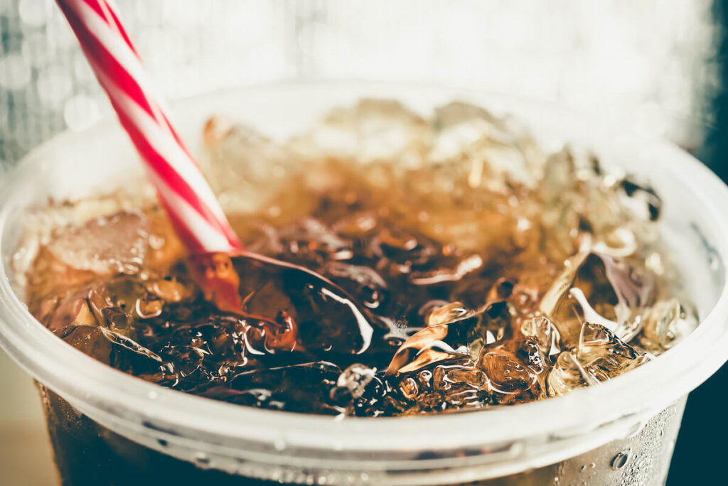 dietinė soda puodelyje su ledu