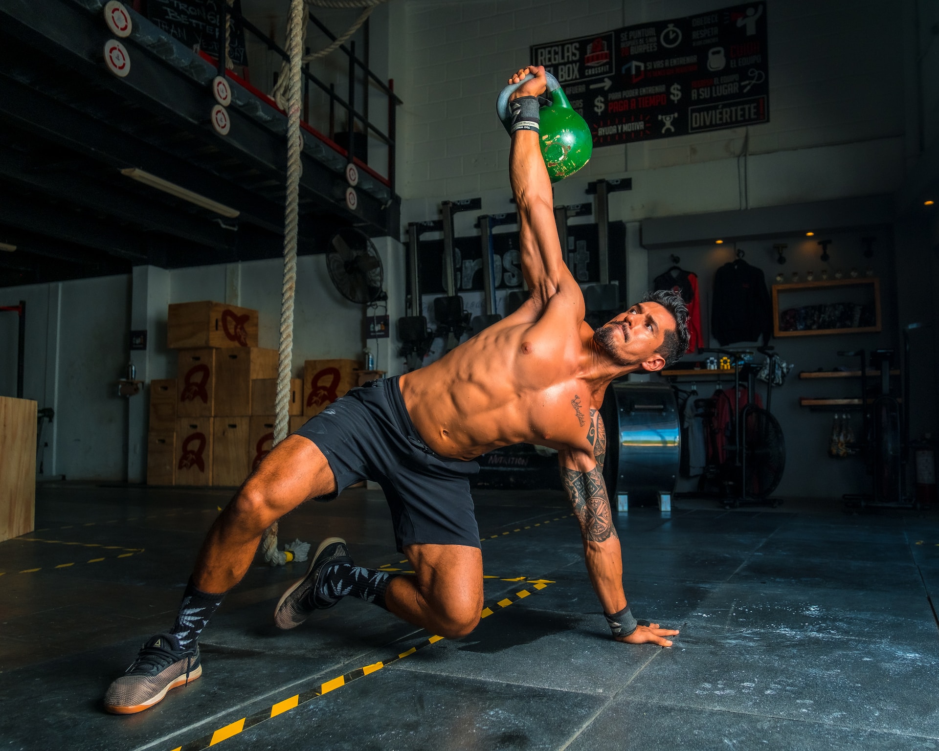 „CrossFit“ treniruotės: nauda, ​​rizika ir kaip elgtis savarankiškai
