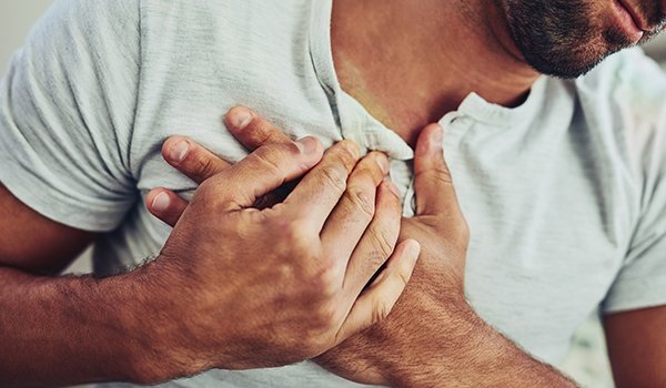 Dešinės pusės krūtinės skausmas – 10 pagrindinių priežasčių