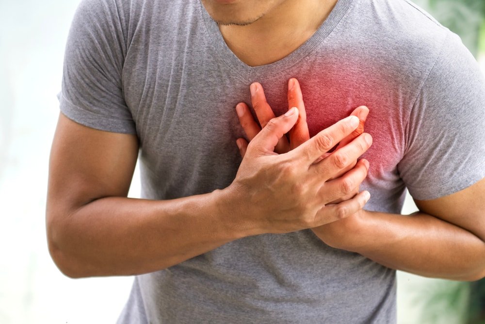 Kairiosios pusės krūtinės skausmas: 6 pagrindinės priežastys ir ką daryti